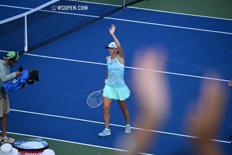 他们不仅肩 他们不仅肩